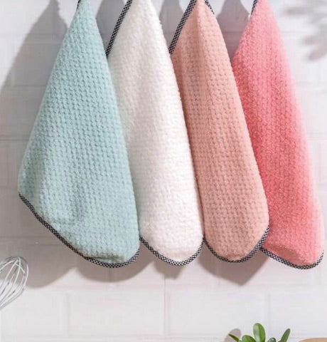 5pcs/pack Coral velvet thick edge cleaning cloth in random colors.