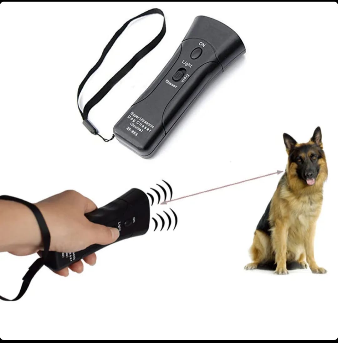 Device with ultrasounds for training dogs and for removing aggressive dogs