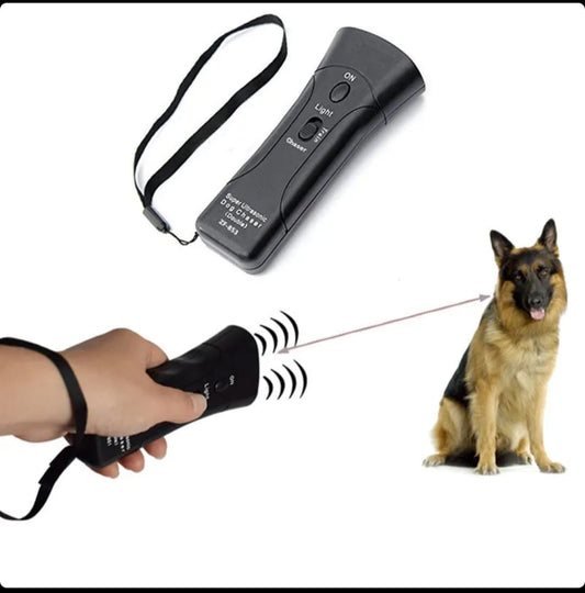 Device with ultrasounds for training dogs and for removing aggressive dogs