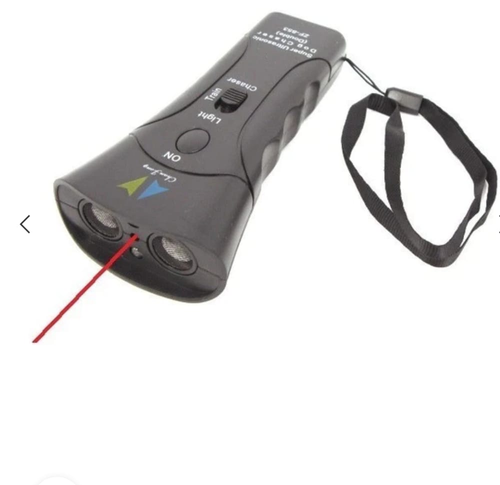 Device with ultrasounds for training dogs and for removing aggressive dogs